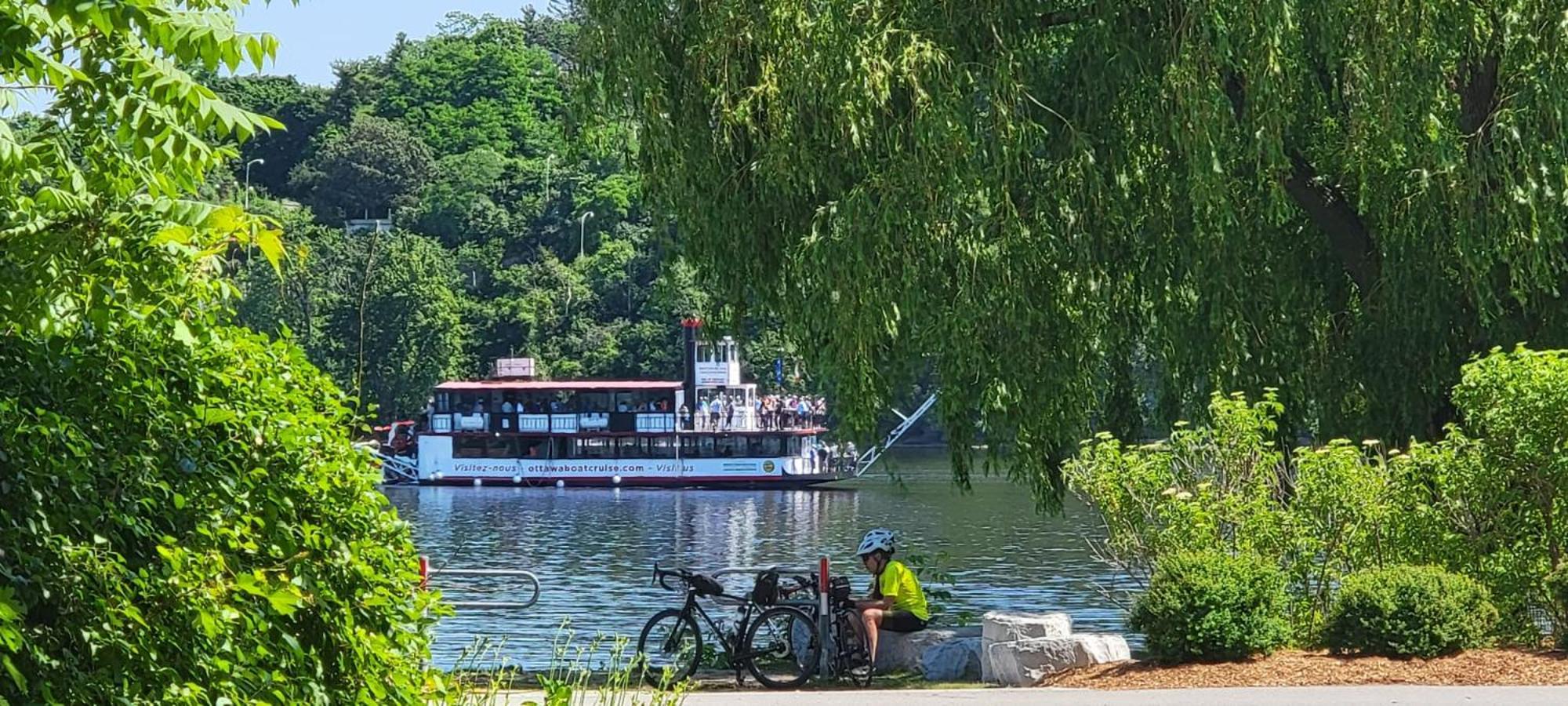 Kokomo Inn: Tropical Riverfront B&B for Adults on Capital Cycling Route Gatineau Exterior photo