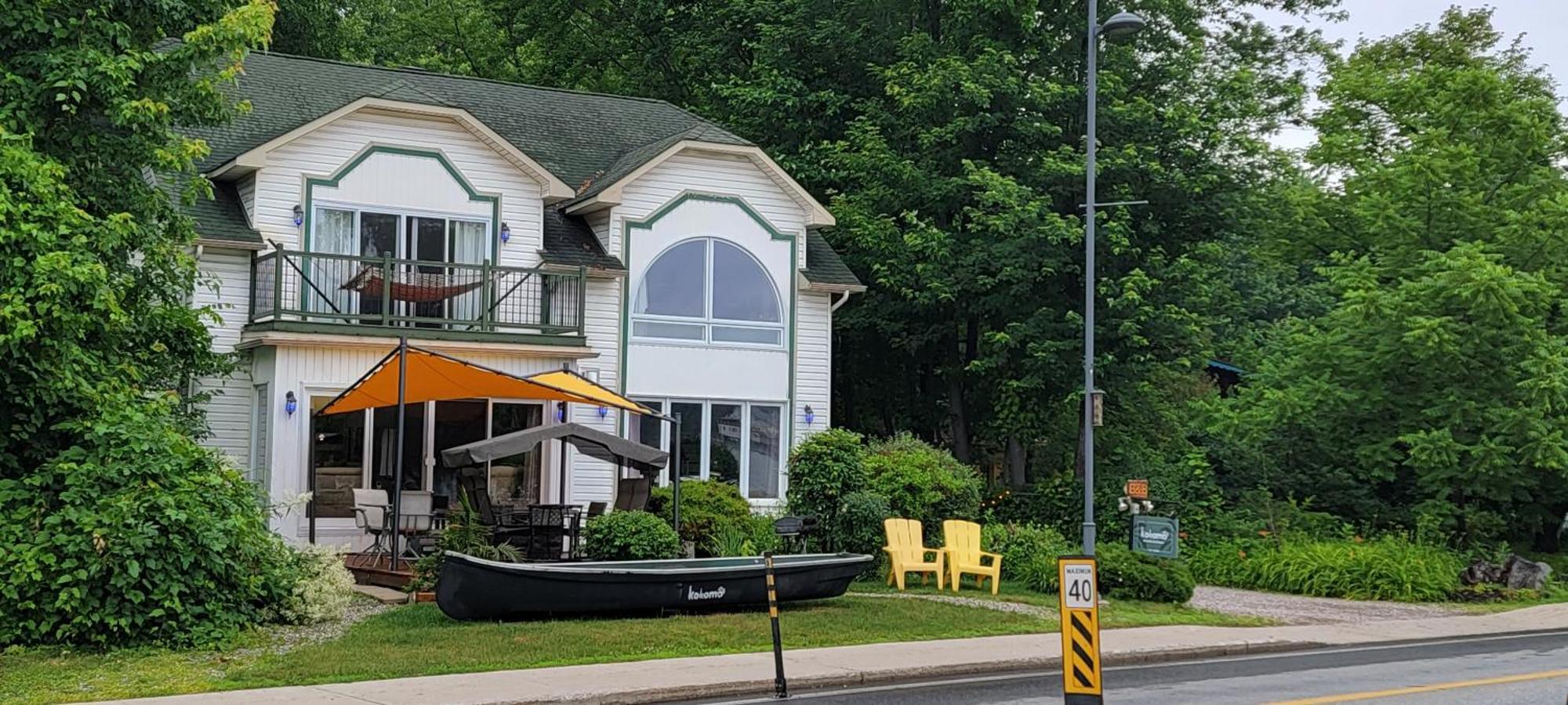 Kokomo Inn: Tropical Riverfront B&B for Adults on Capital Cycling Route Gatineau Exterior photo