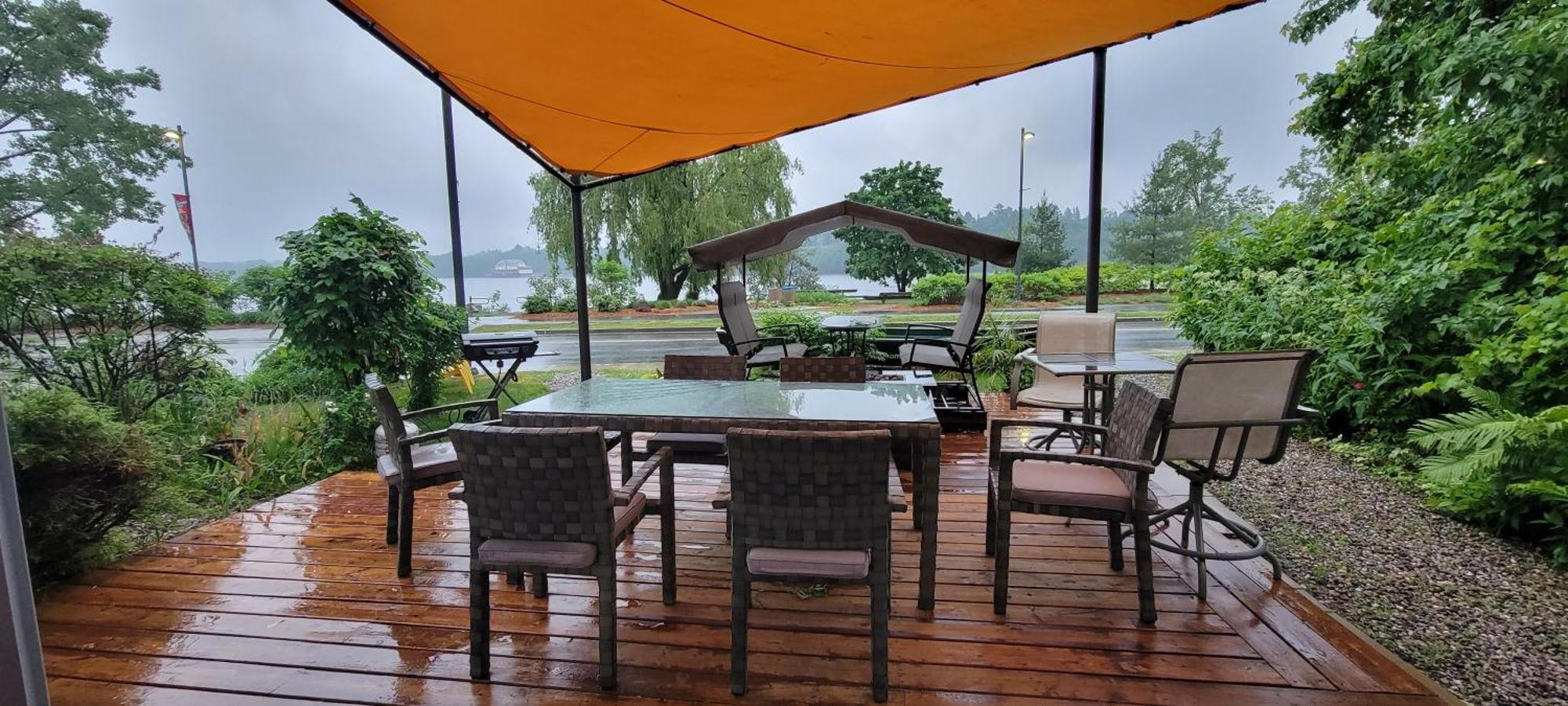 Kokomo Inn: Tropical Riverfront B&B for Adults on Capital Cycling Route Gatineau Exterior photo