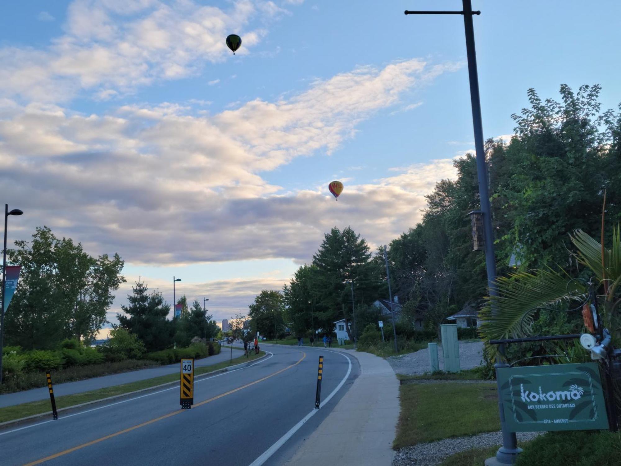Kokomo Inn: Tropical Riverfront B&B for Adults on Capital Cycling Route Gatineau Exterior photo