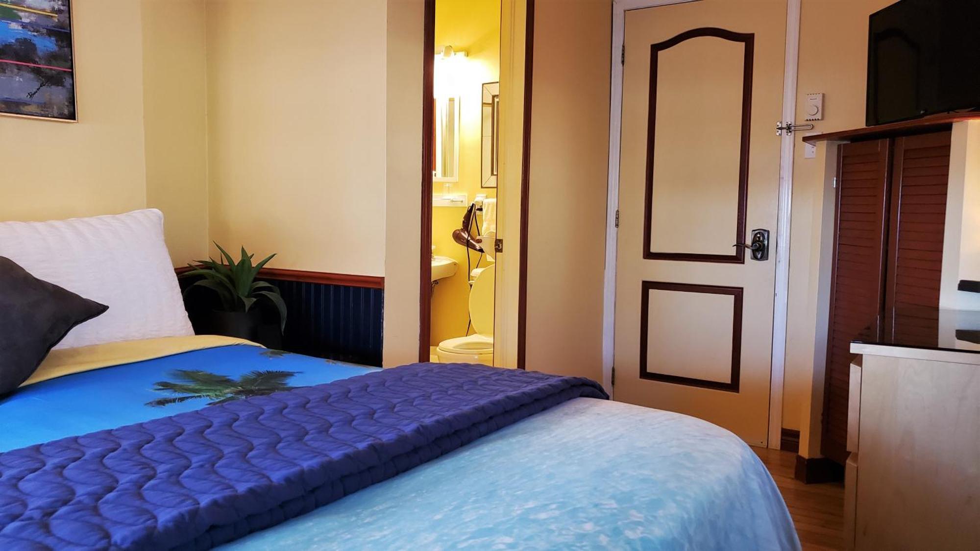 Kokomo Inn: Tropical Riverfront B&B for Adults on Capital Cycling Route Gatineau Room photo