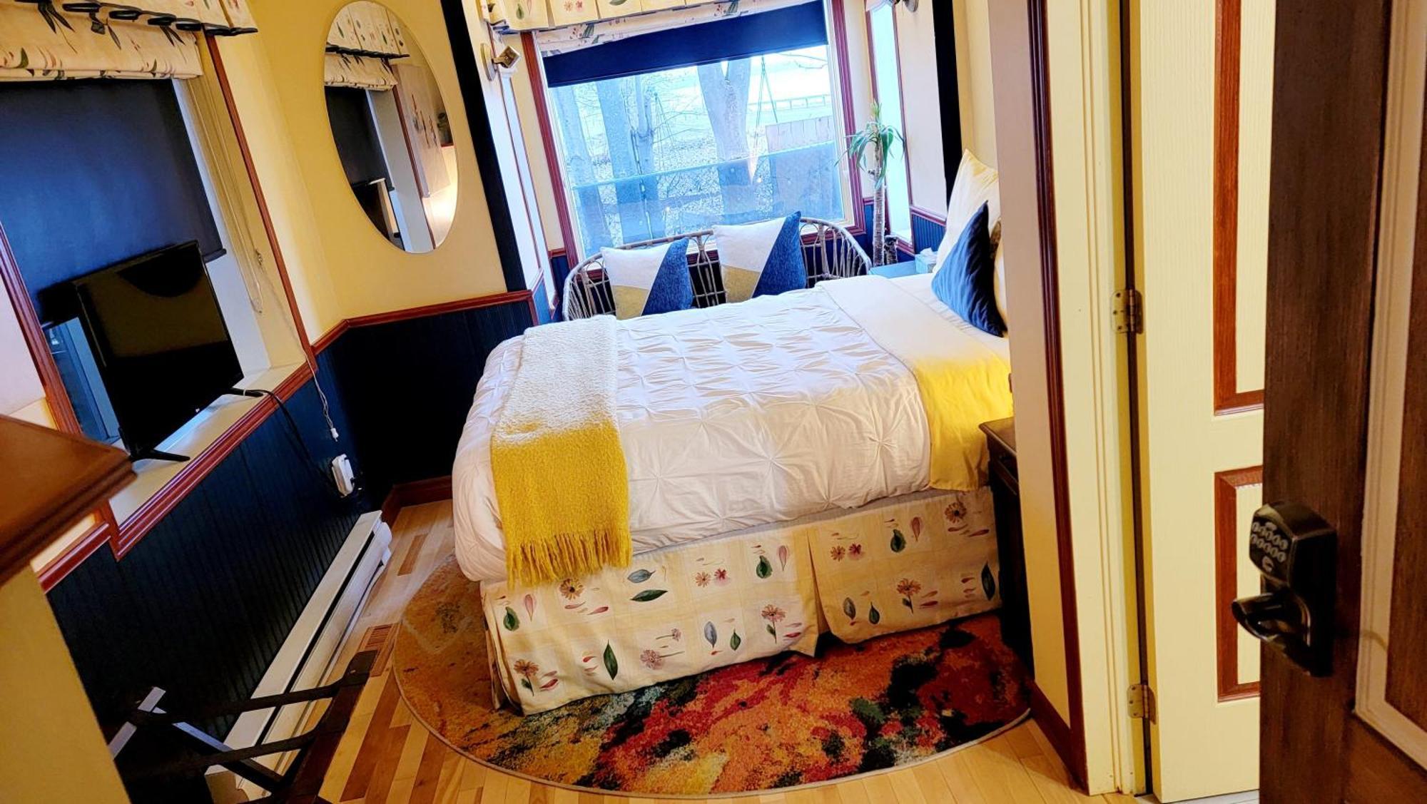 Kokomo Inn: Tropical Riverfront B&B for Adults on Capital Cycling Route Gatineau Exterior photo