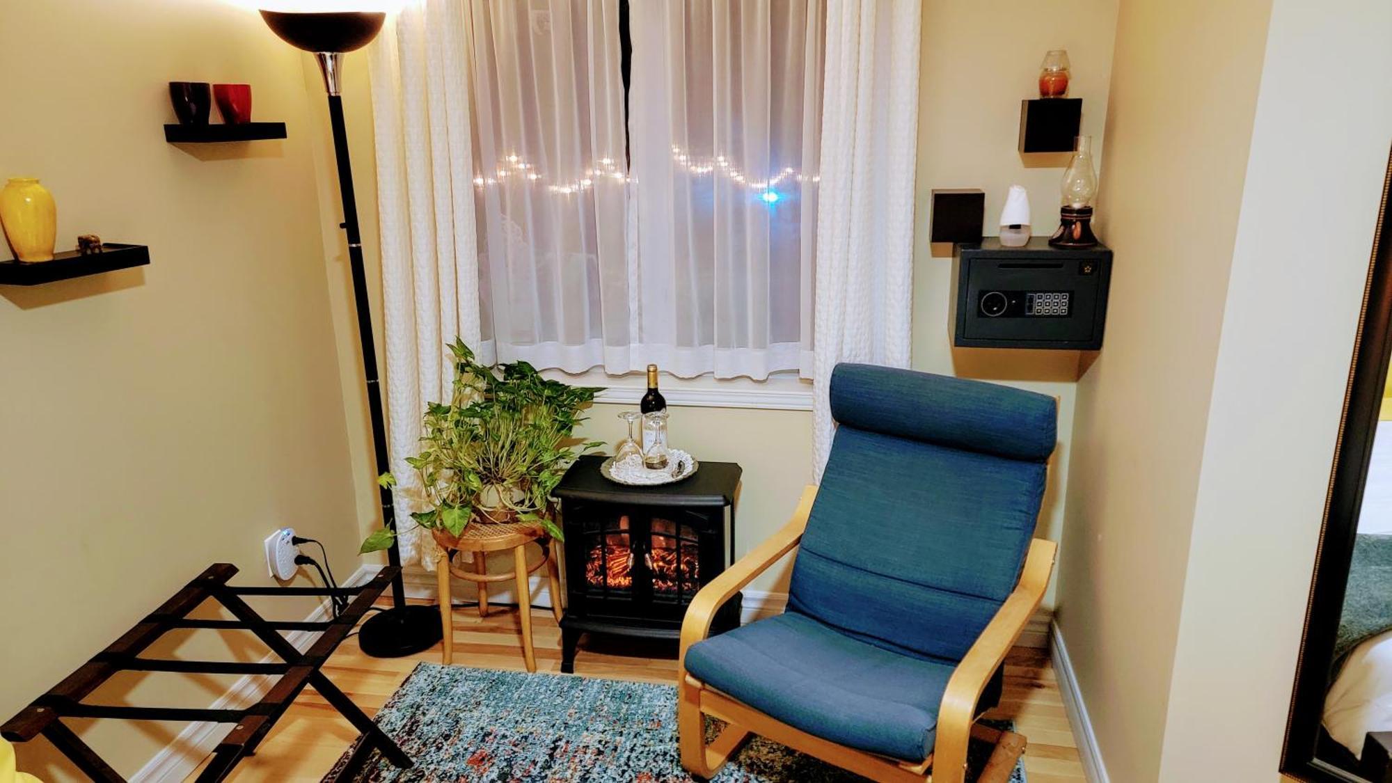 Kokomo Inn: Tropical Riverfront B&B for Adults on Capital Cycling Route Gatineau Room photo