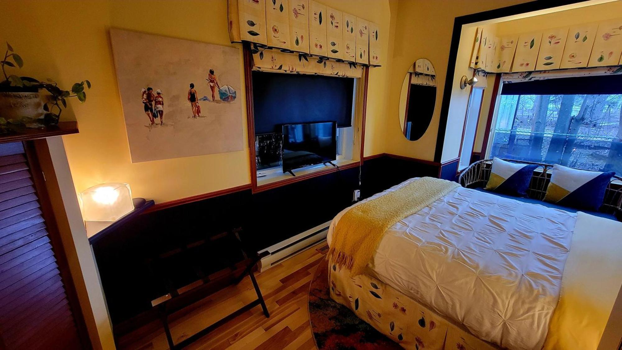 Kokomo Inn: Tropical Riverfront B&B for Adults on Capital Cycling Route Gatineau Room photo
